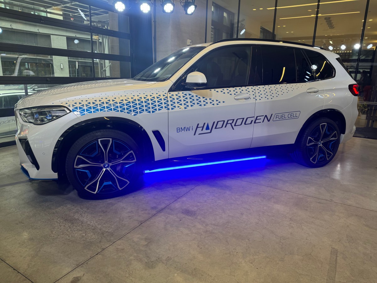 BMW dice que necesitamos vehículos eléctricos tanto de batería como de hidrógeno para un futuro de cero emisiones