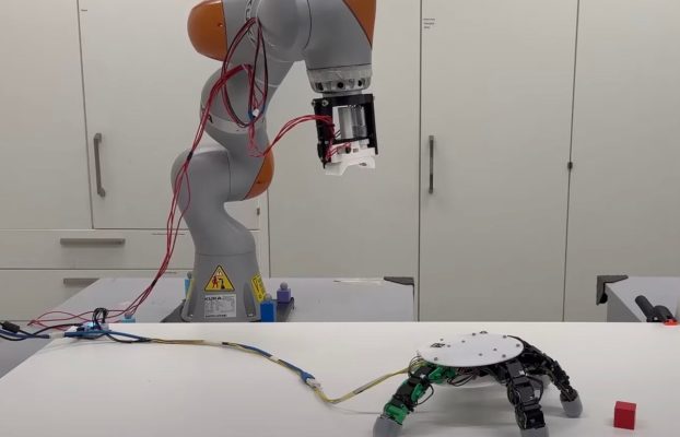 La mano del robot puede separarse del brazo, arrastrarse hasta objetos y recogerlos