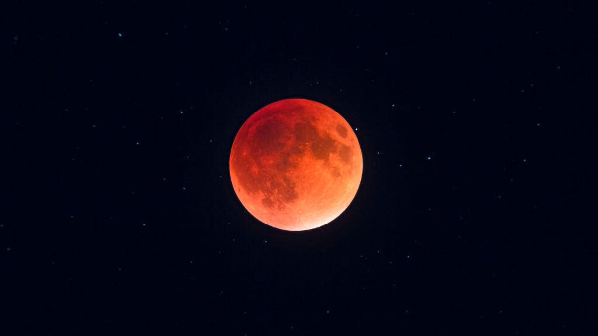 Así se puede ver la superluna de sangre y el eclipse lunar parcial del martes