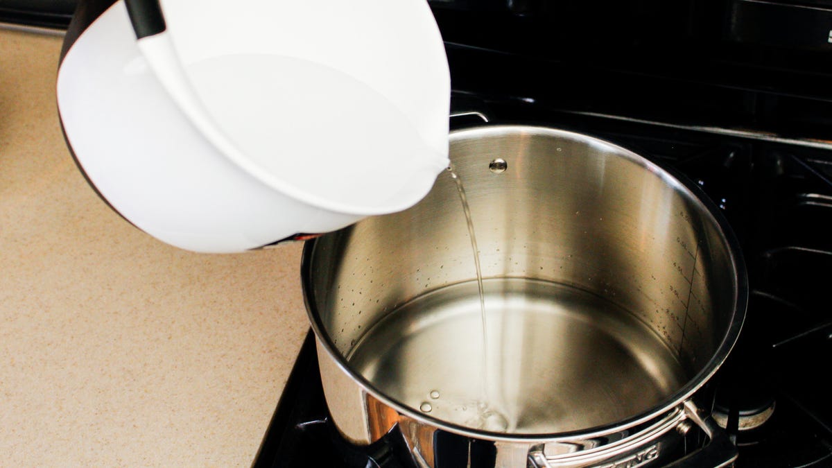 Esta sencilla receta casera de agua destilada ahorra mucho tiempo