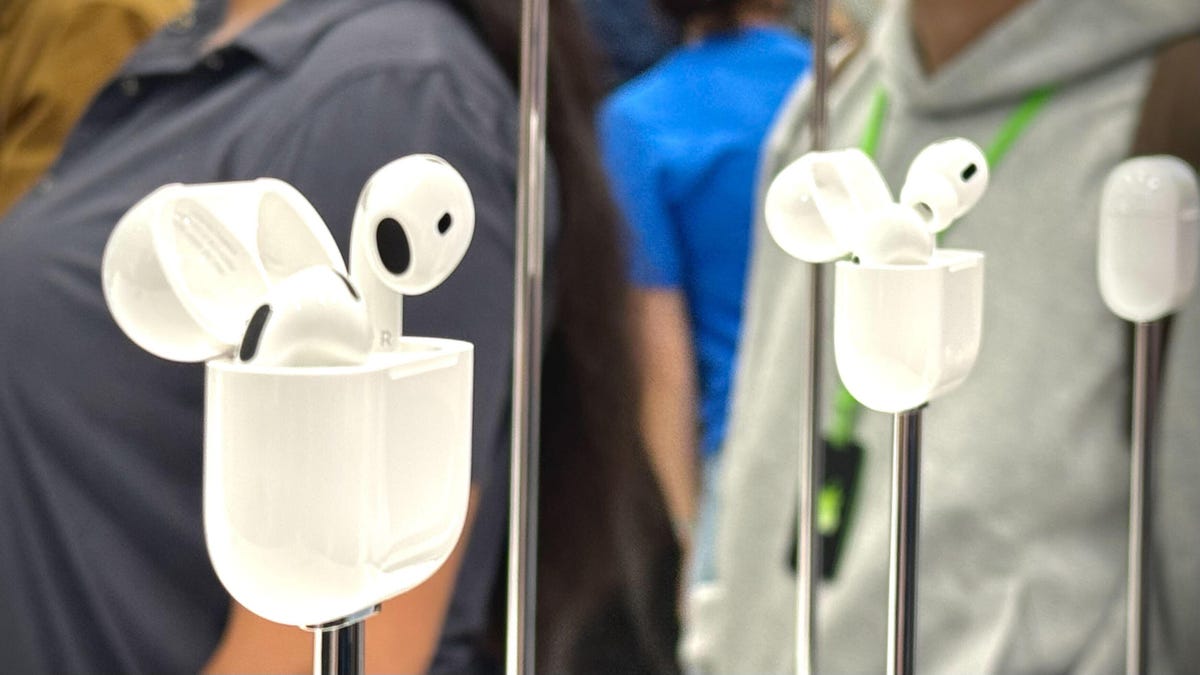 ¿Sientes curiosidad por los AirPods 4 de Apple? Estas son las diferencias entre los nuevos modelos