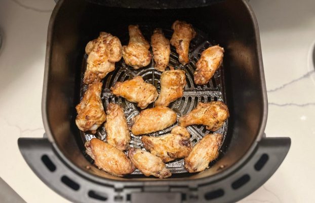 Preparé alitas de pollo en una freidora de aire en 25 minutos. Nunca más las cocinaré en el horno