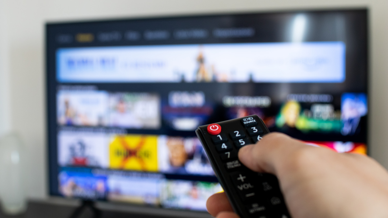 ¿Cuántos vatios utilizan en promedio los televisores inteligentes modernos? ¿El tamaño de la pantalla afecta este consumo?