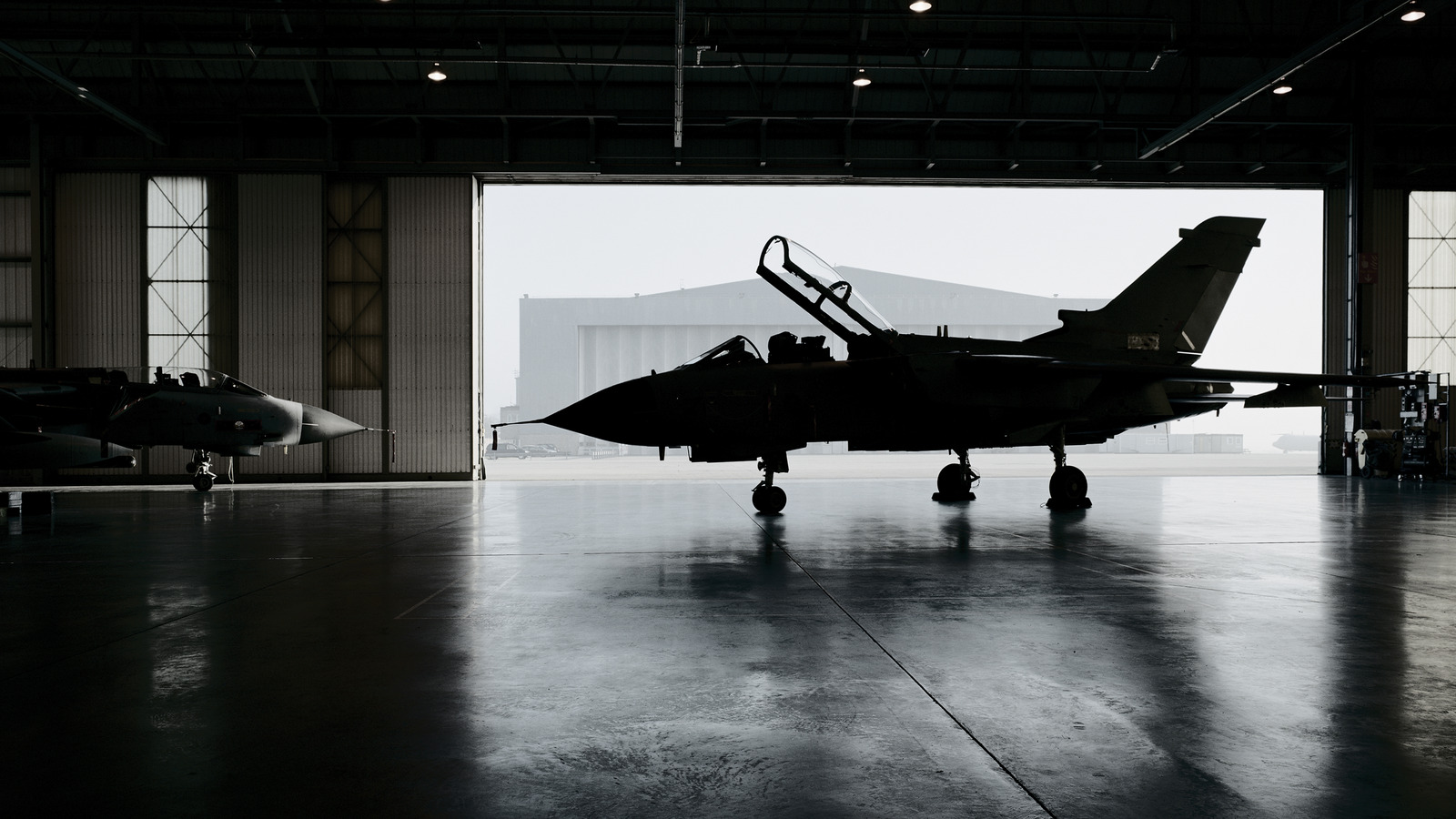 ¿Pueden los civiles realmente poseer y volar un avión militar?