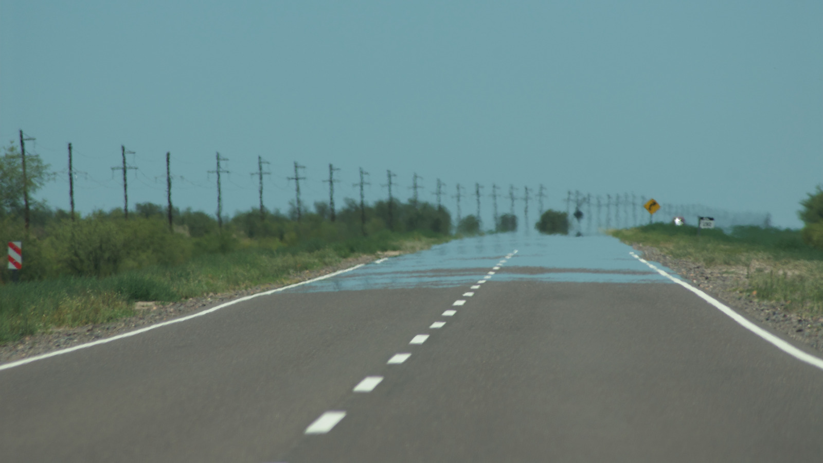 ¿Por qué las carreteras se ven mojadas a la distancia?