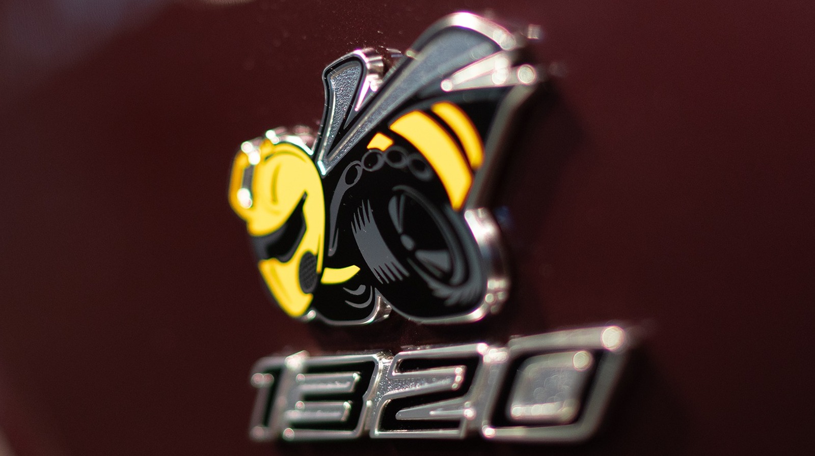 ¿Qué significa la insignia de abeja en los Dodge Chargers y Challengers?