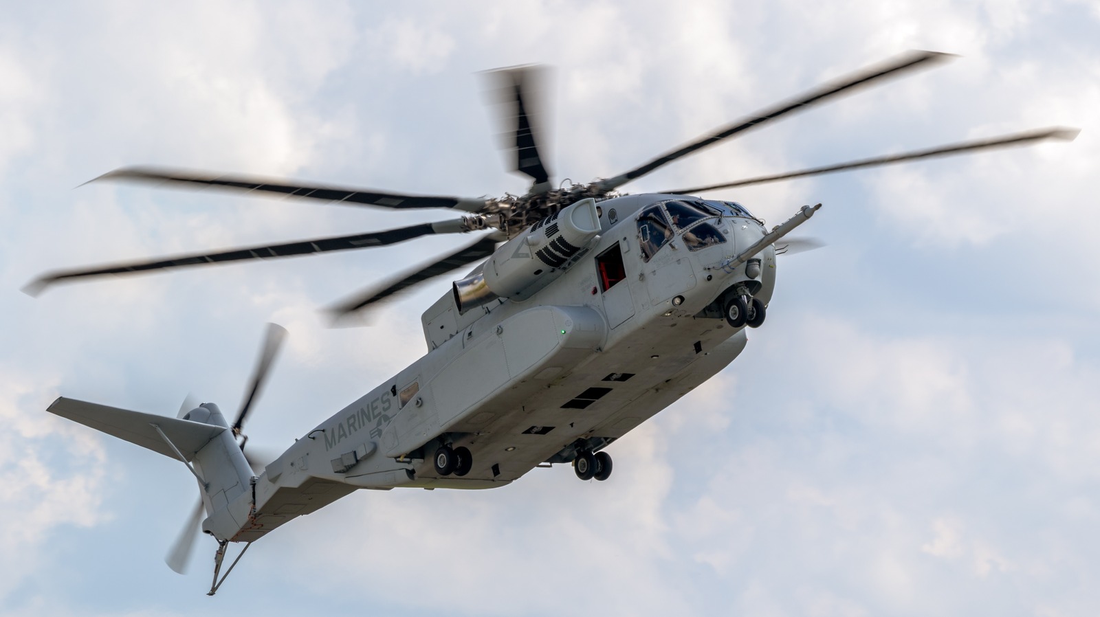 ¿Cuál es el helicóptero más grande del ejército de EE. UU. y cuánto puede transportar?