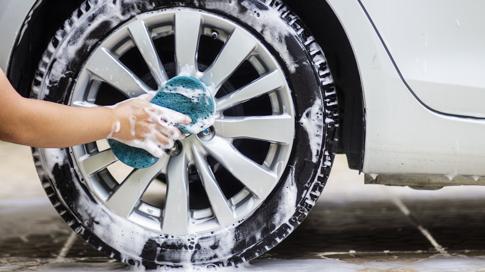 Todo lo que necesitas para limpiar en profundidad los neumáticos y llantas de tu coche