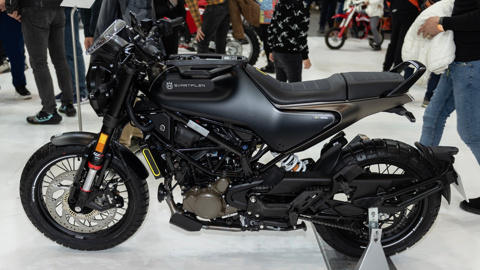 ¿Quién es el propietario de las motocicletas Husqvarna y dónde se fabrican sus motos?