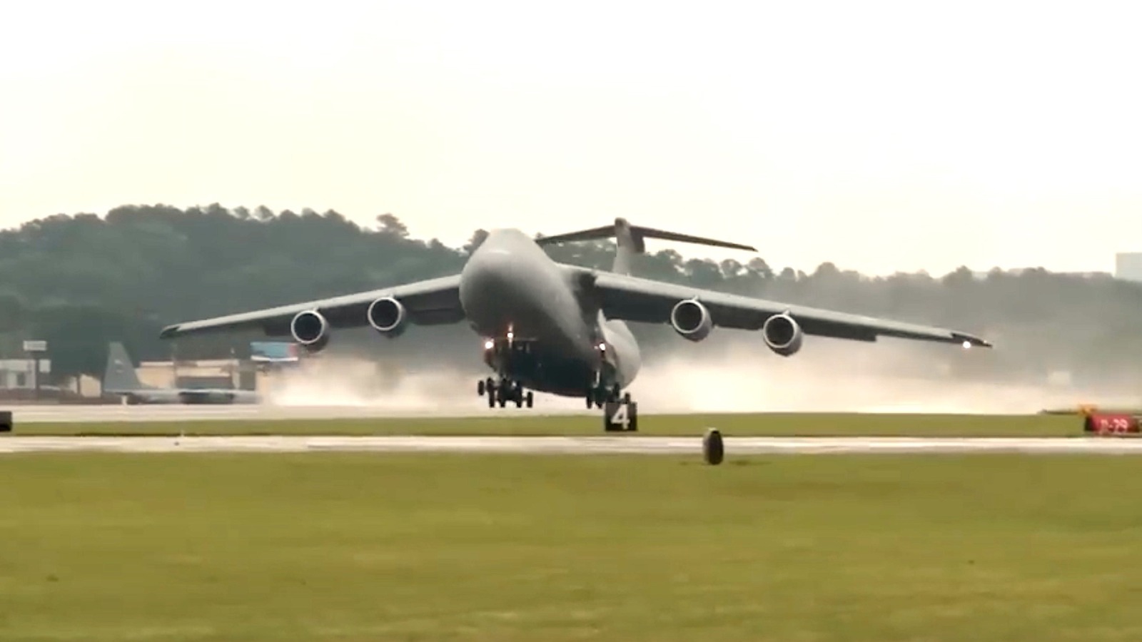 ¿Qué peso pesa el avión de transporte militar Lockheed C-5 Galaxy y cuánto puede transportar?