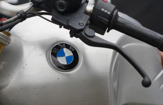 ¿Dónde se fabrican los motores de motocicleta BMW y cuándo se produjo el primero?