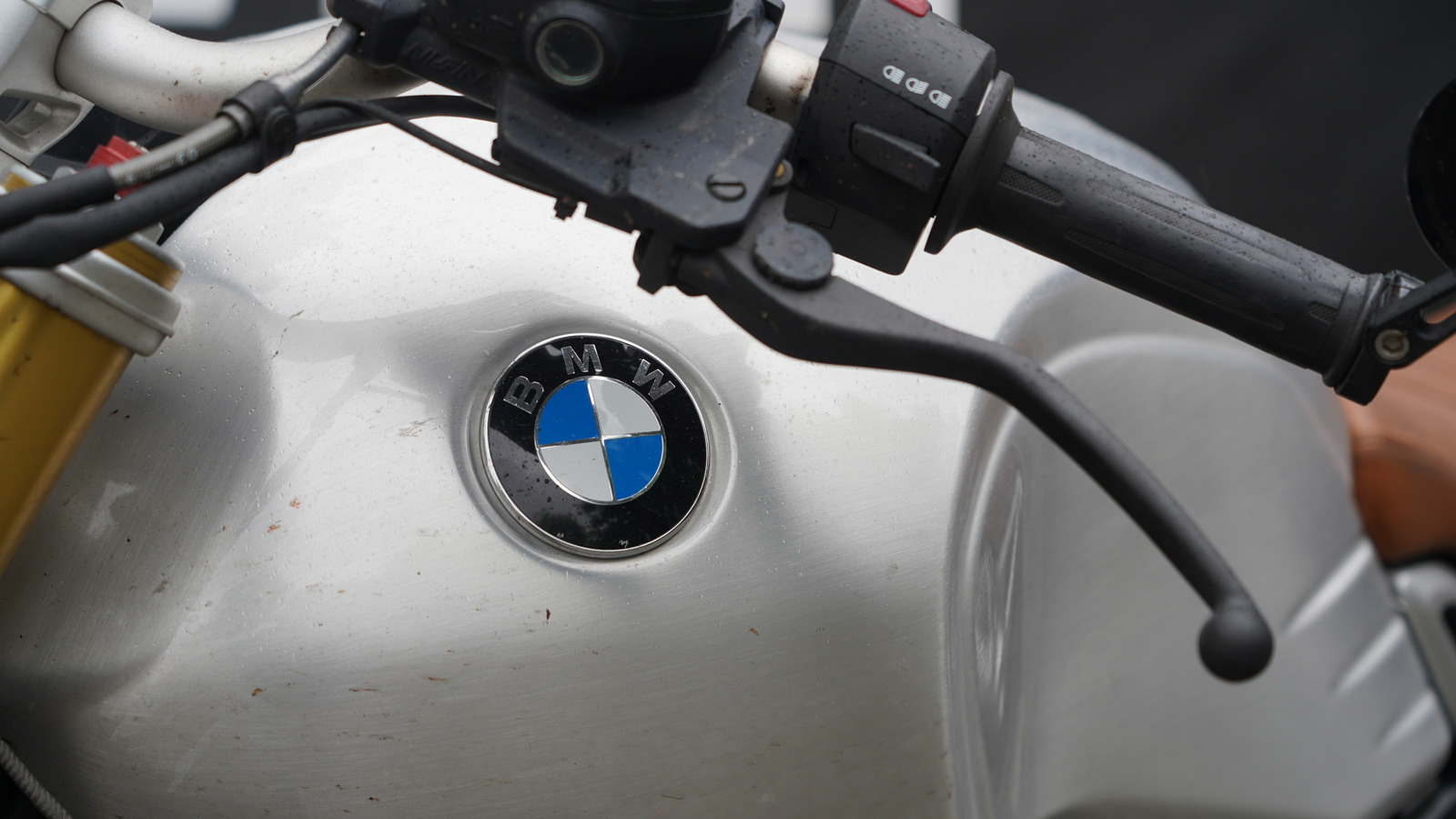 ¿Dónde se fabrican los motores de motocicleta BMW y cuándo se produjo el primero?