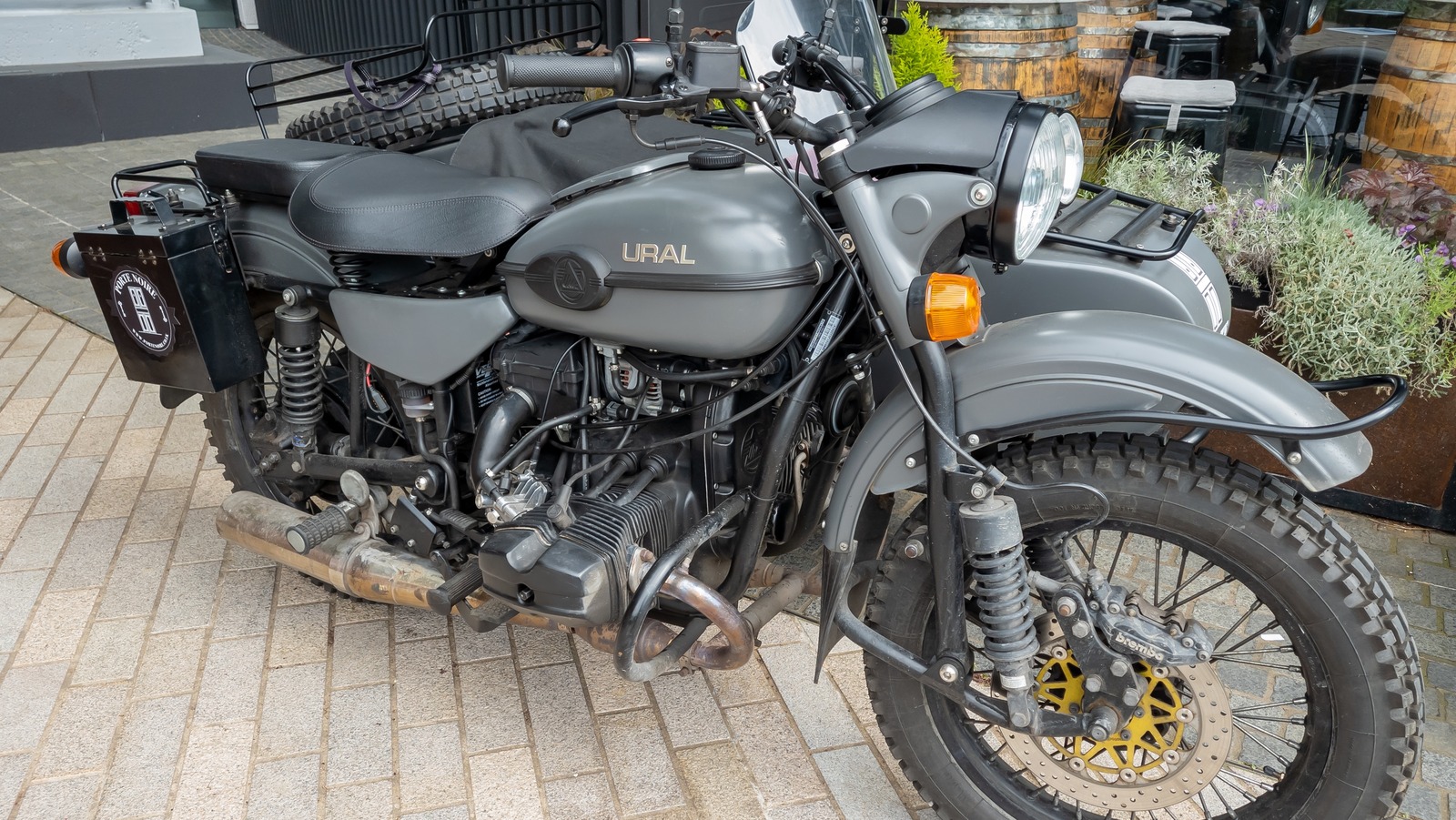 ¿Quién es el propietario de las motocicletas Ural y dónde se fabrican?