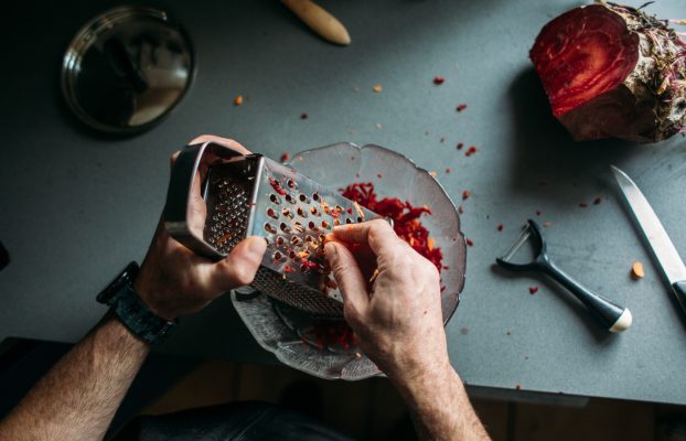 5 utensilios de cocina ergonómicos que hacen que cocinar sea más accesible