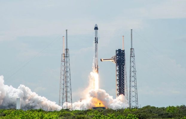 La NASA y SpaceX lanzan una cápsula para rescatar a los astronautas varados: mírela atracar el domingo