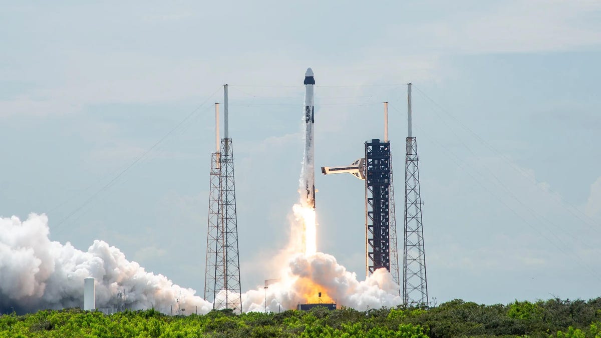 La NASA y SpaceX lanzan una cápsula para rescatar a los astronautas varados: mírela atracar el domingo