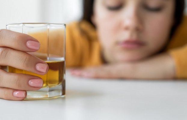 Sober Curious: sus beneficios para la salud, efectos en las citas y el impacto en la Generación Z