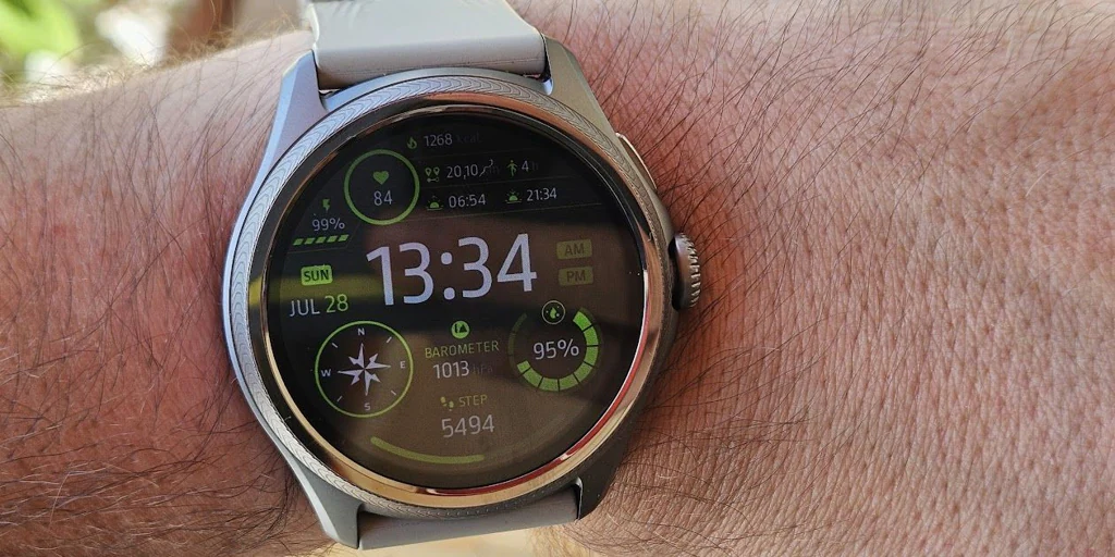 Probamos el TicWatch Pro 5 Enduro, un reloj inteligente tan resistente como los del ejército americano