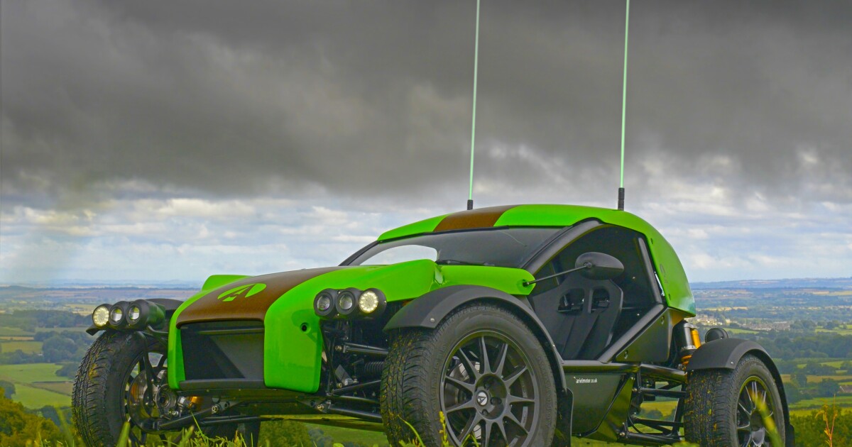 Ariel deja a Polaris ahogándose en su polvo con un e-buggy de biofibra
