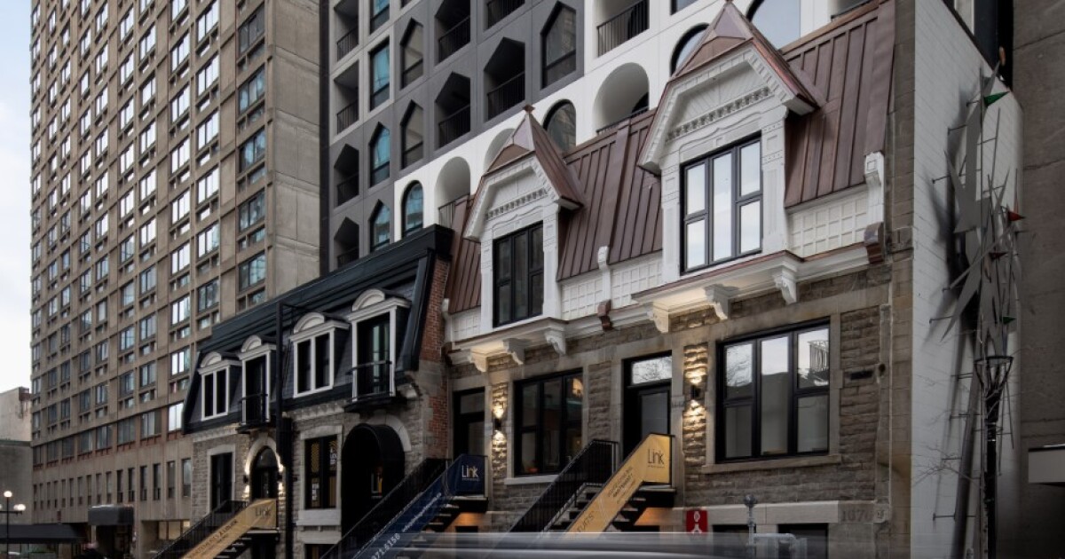 La vivienda contemporánea se eleva detrás de las joyas arquitectónicas preservadas de Montreal