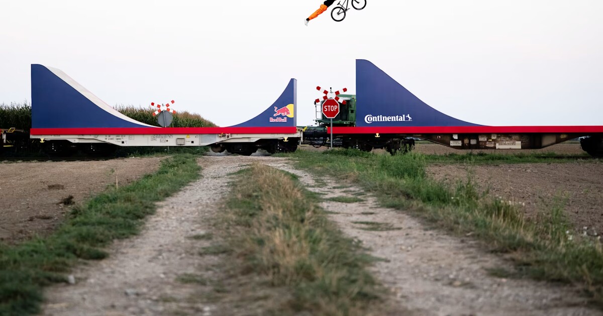 Mira cómo un temerario ciclista de BMX realiza movimientos inéditos en la parte superior de un tren en movimiento