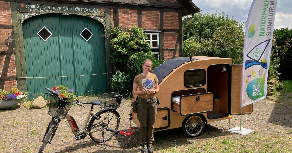El remolque de madera de lujo está hecho para ser remolcado en bicicleta eléctrica