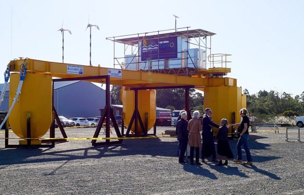 Un gigantesco convertidor de energía de las olas de múltiples cuerpos se dirige hacia su lanzamiento