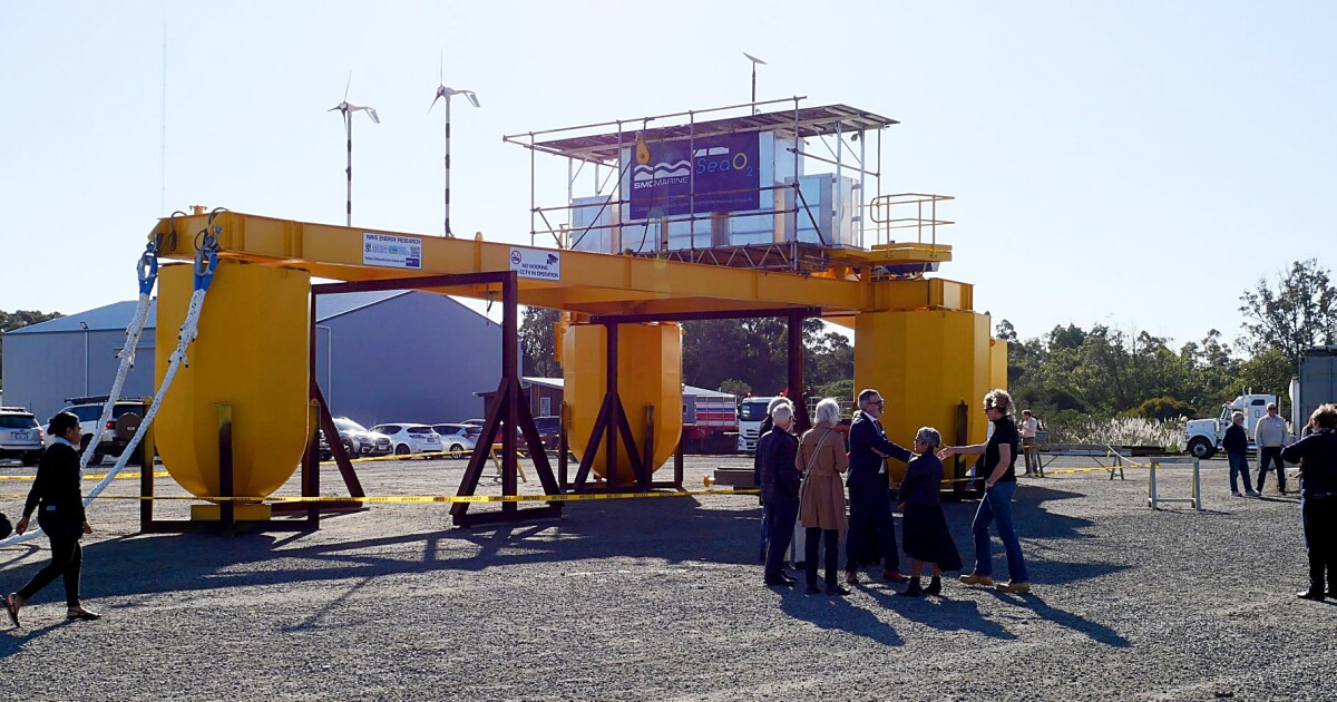 Un gigantesco convertidor de energía de las olas de múltiples cuerpos se dirige hacia su lanzamiento