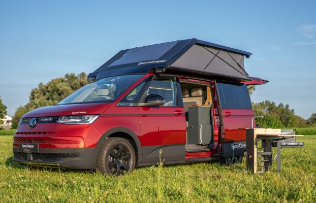 Esta furgoneta VW tiene el techo elevable más atrevido del mundo de las autocaravanas pequeñas