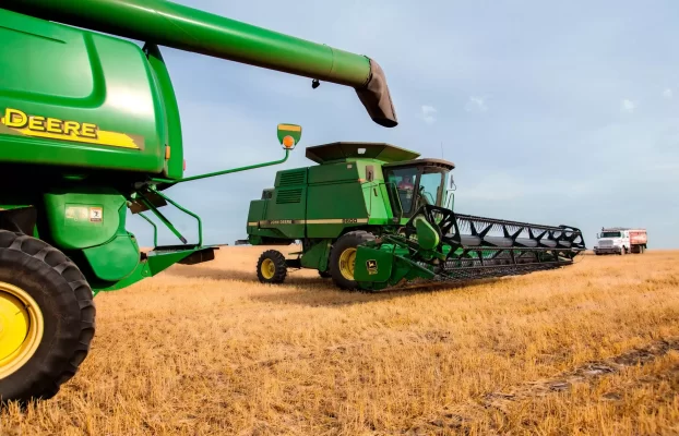 John Deere sigue obstaculizando la capacidad de los agricultores para reparar su maquinaria, advierte un senador estadounidense