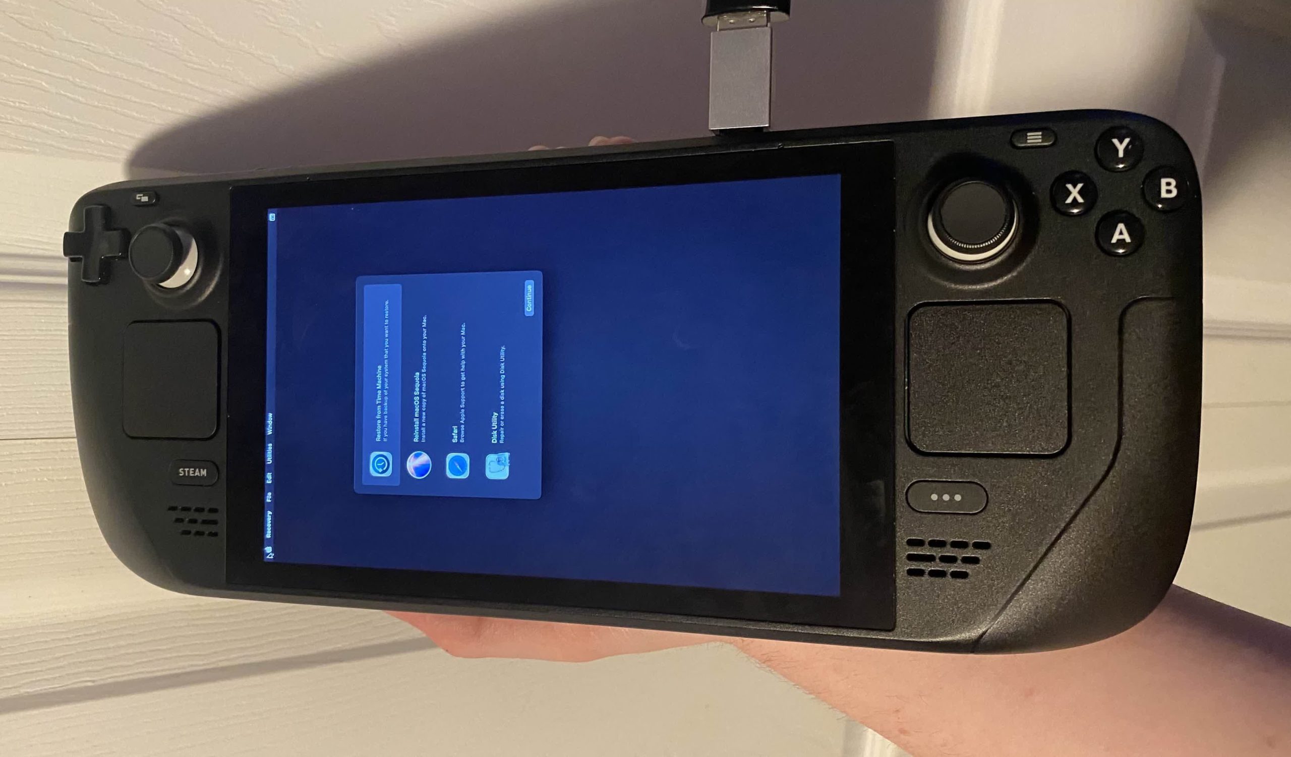 Se muestra Steam Deck ejecutando macOS Sequoia, enfrenta limitaciones sin soporte de GPU