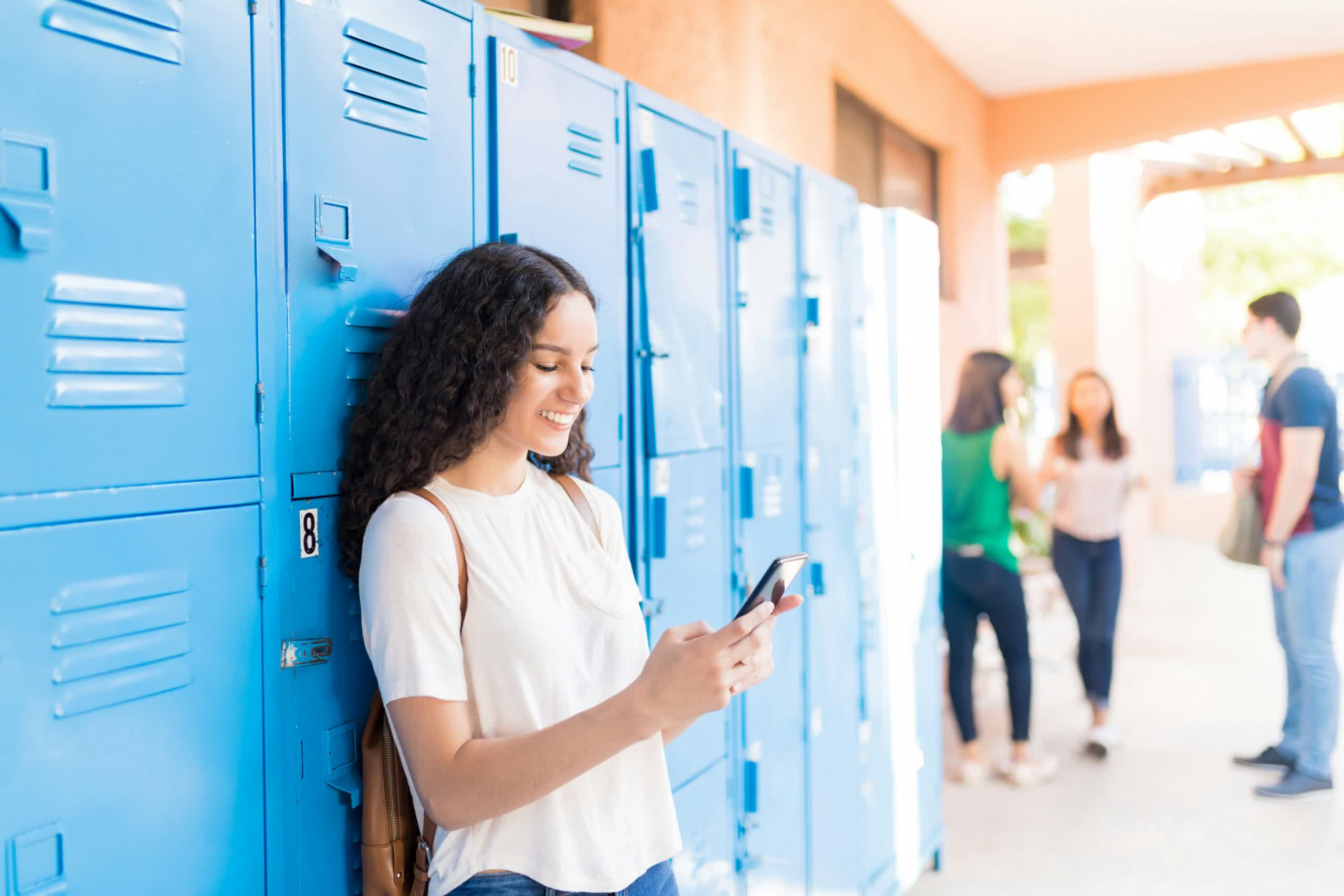 La mayoría de los estadounidenses apoyan la prohibición de los teléfonos en las escuelas, pero sólo durante las clases