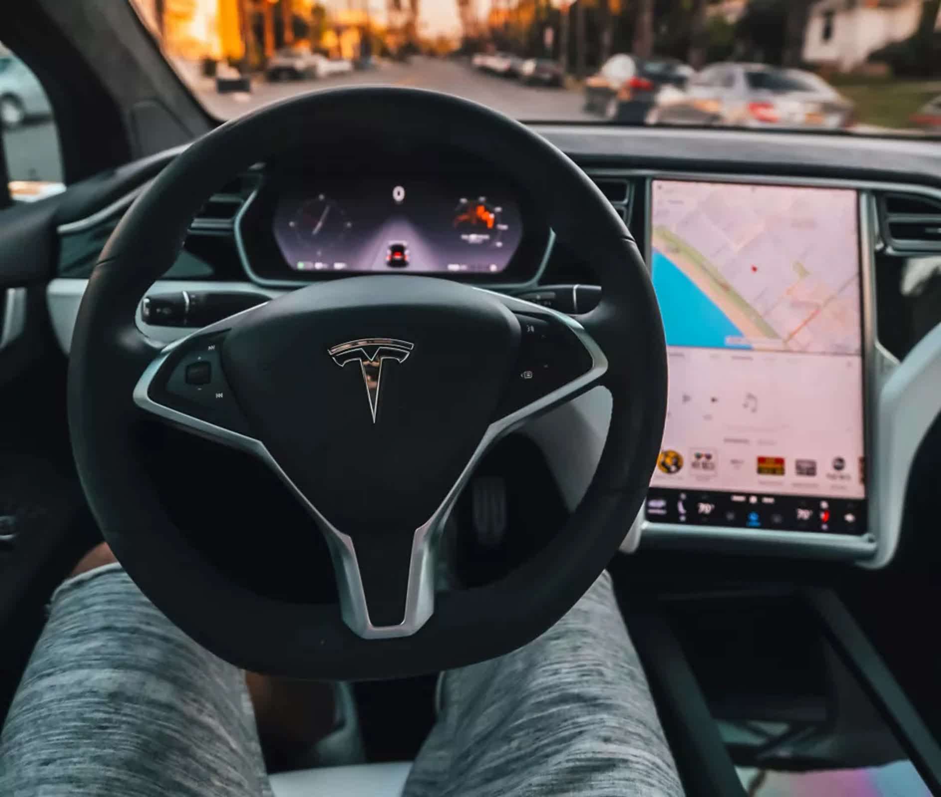 Elon Musk admite que la conducción totalmente autónoma probablemente no será posible en los vehículos Tesla más antiguos