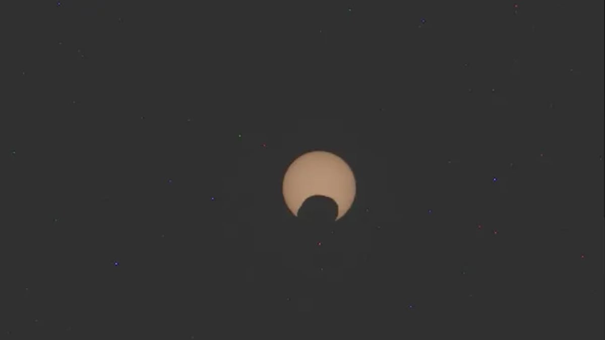Perseverance Rover ve Fobos bloqueando el Sol durante el eclipse solar marciano