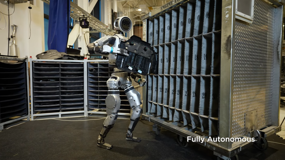 El robot Atlas de Boston Dynamics ahora puede recoger piezas de automóviles por sí solo