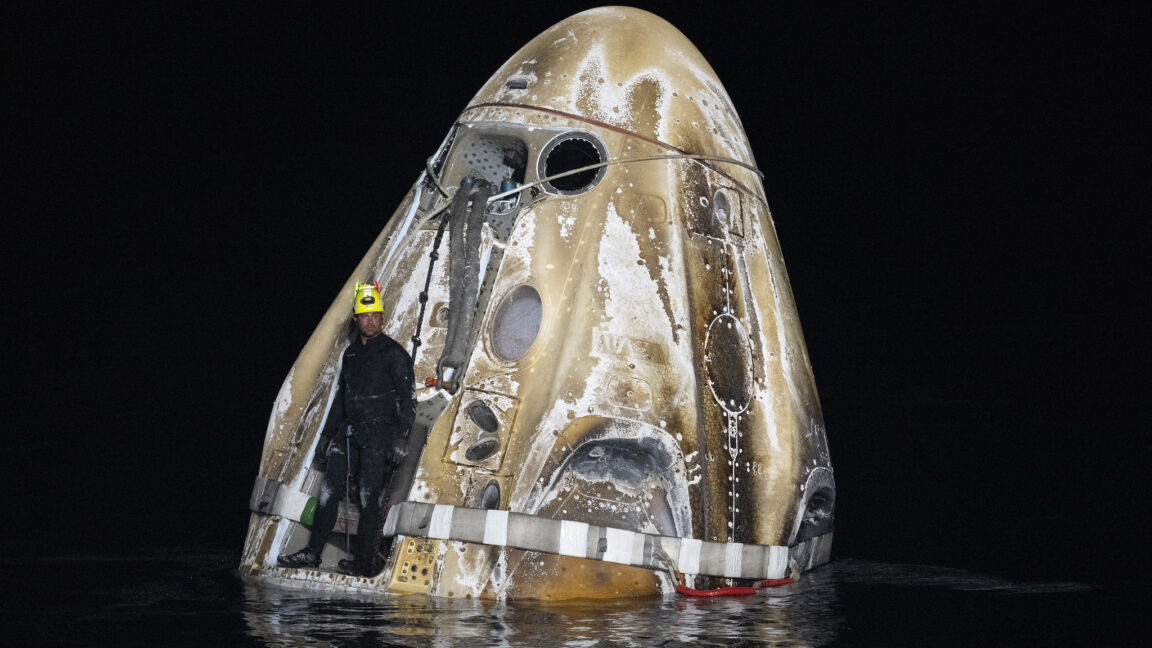 Astronauta hospitalizado tras regresar de una misión espacial de 235 días