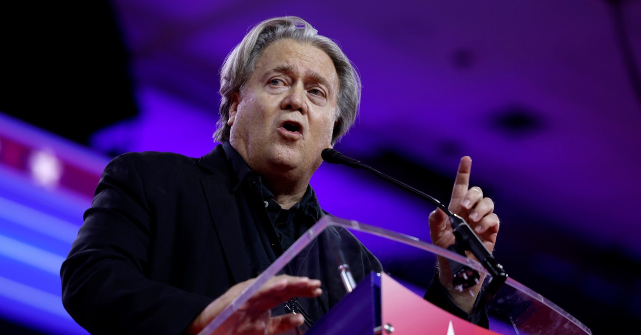 Steve Bannon está fuera de prisión y difunde mentiras en línea