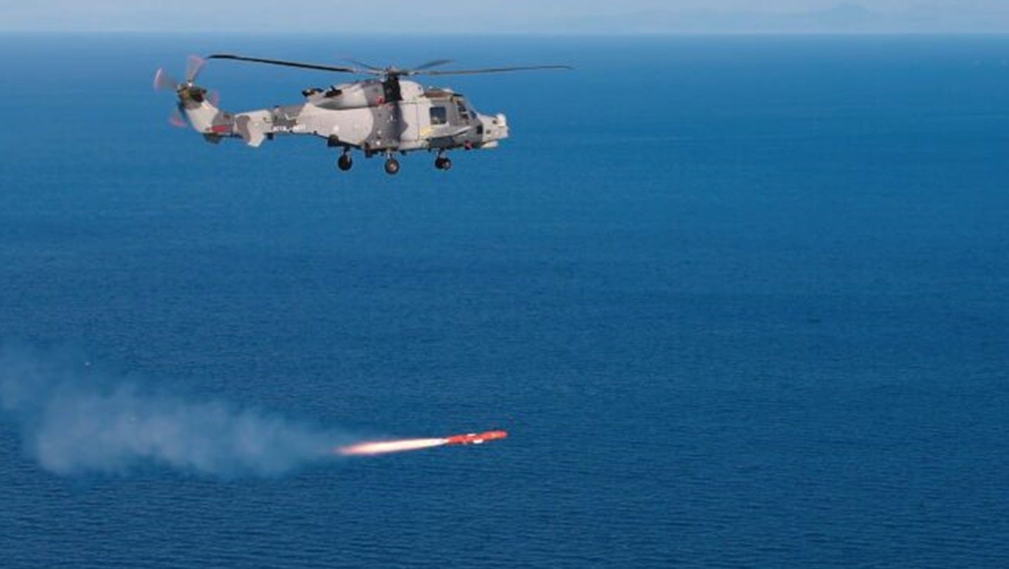 El helicóptero Wildcat realiza el primer disparo guiado en vivo de Sea Venom en el Reino Unido
