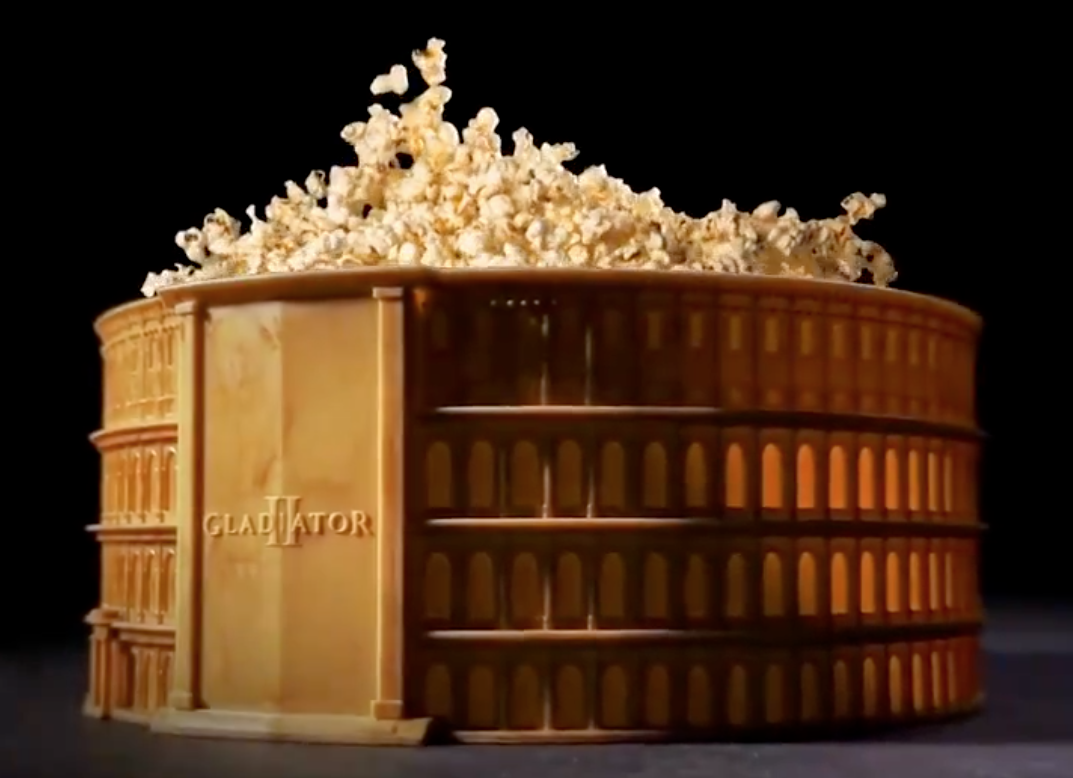 El cubo de palomitas de maíz habilitado para AR Gladiator II de Cinemark afirma que «puedes comer la guerra»
