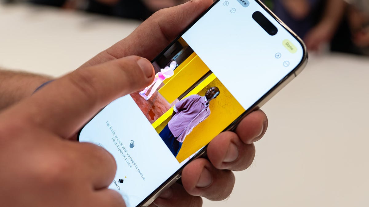 ¿Puede la nueva herramienta de ‘limpieza’ de fotografías con IA de Apple vencer al Magic Editor de Google? Para algunos usuarios, sí.