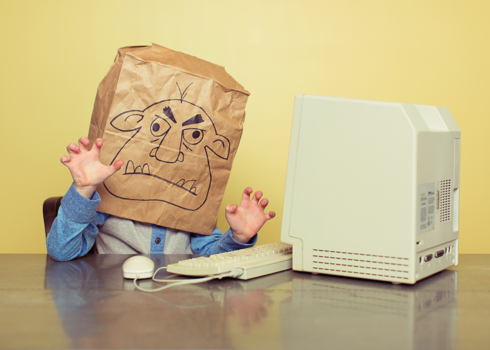 Por qué los trolls, los extremistas y otros difunden teorías de conspiración en las que no creen