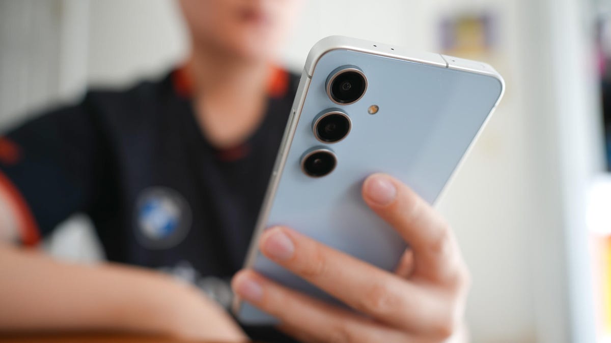 Este teléfono Galaxy de rango medio puede ofrecer una experiencia similar a un buque insignia, y está a la venta