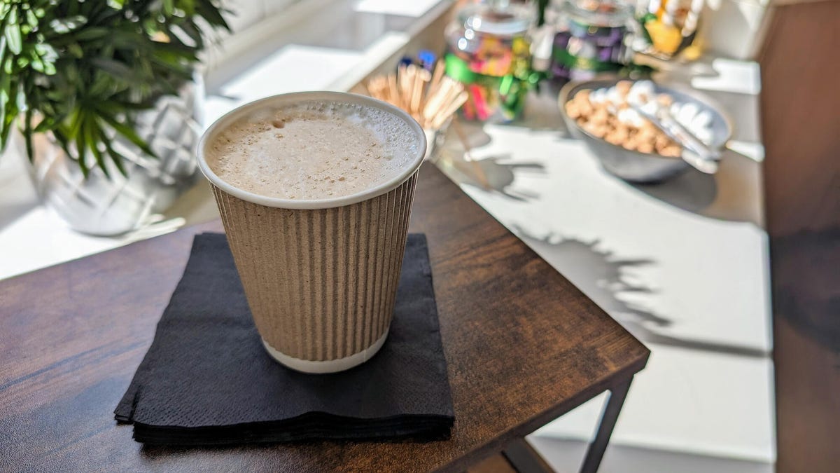Cómo hacer café con leche caliente o helado casero por poco dinero