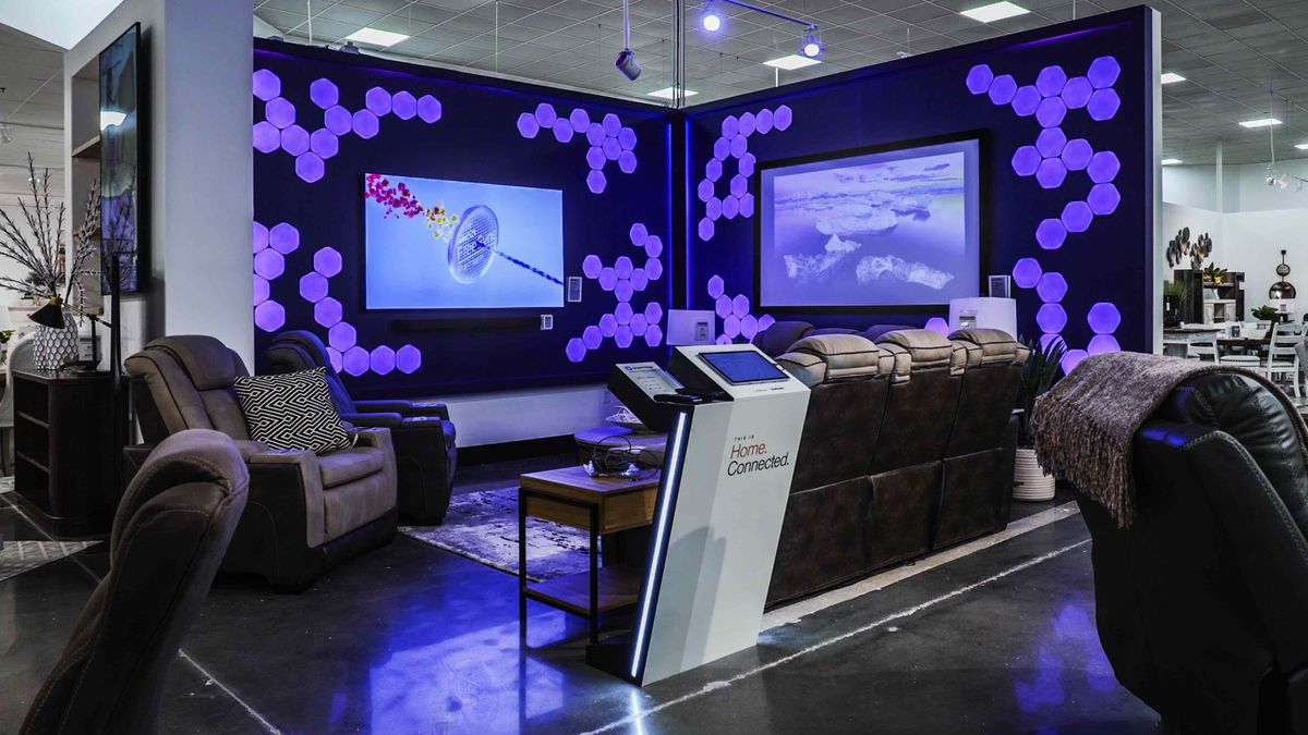 La sala de exposición interactiva de Ashley y Samsung te permite ver cómo funcionará la tecnología en tu hogar, en lugar de imaginarlo