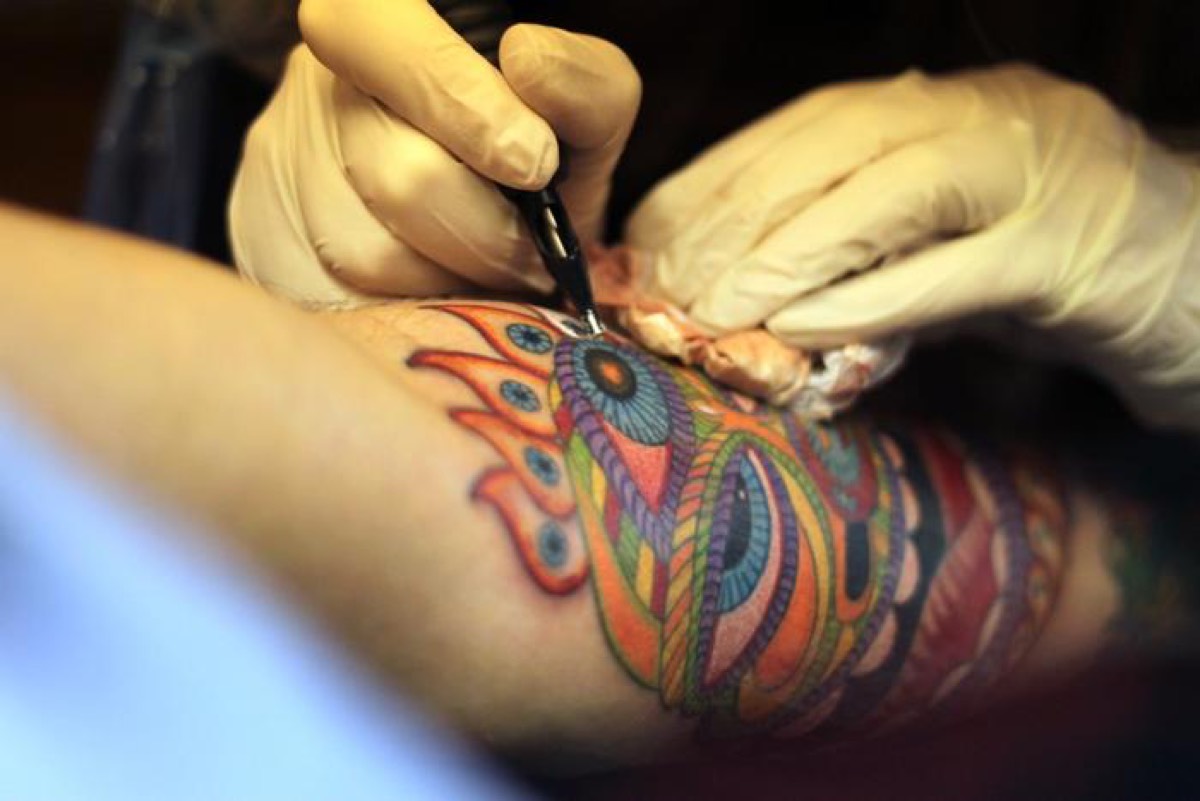 A pesar de las regulaciones más estrictas, Europa tiene problemas con los ingredientes de las tintas para tatuajes