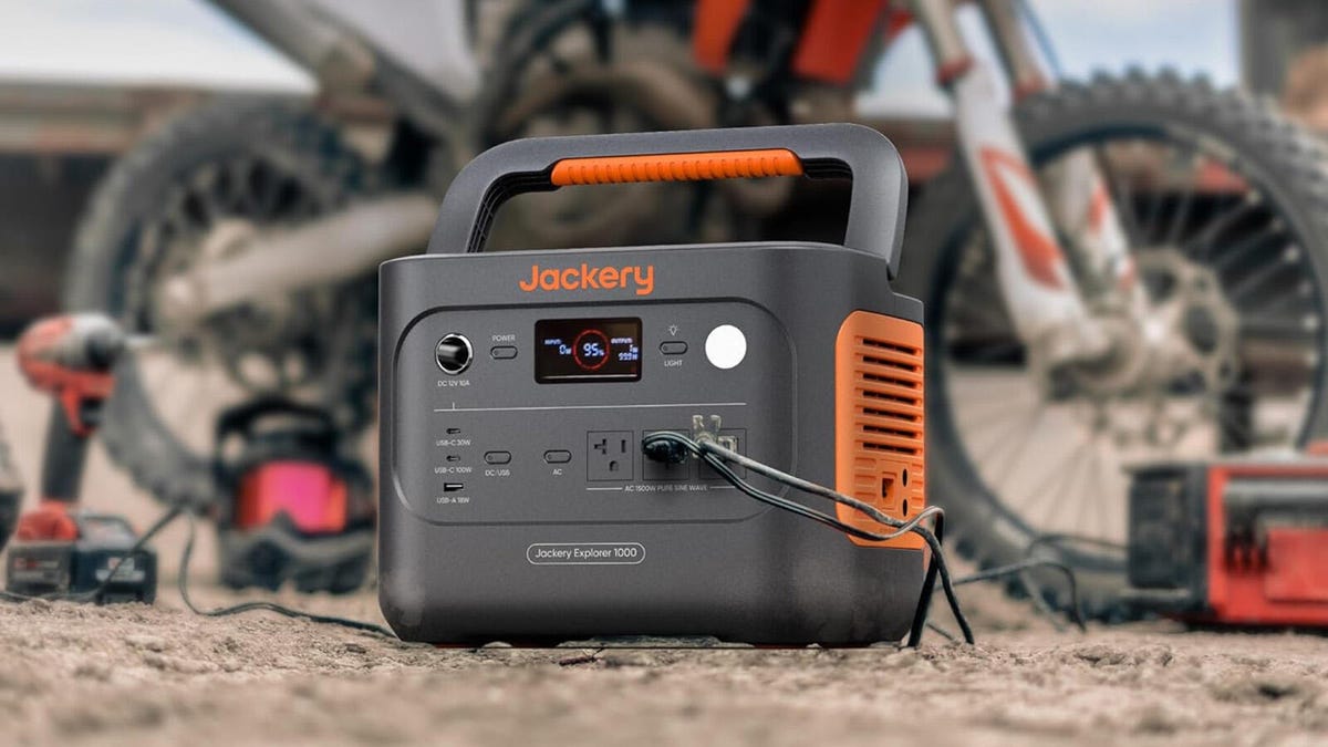 La Jackery Explorer 1000 V2 es una de las mejores centrales eléctricas portátiles de nivel básico (y ahora está a mitad de precio para el Black Friday)