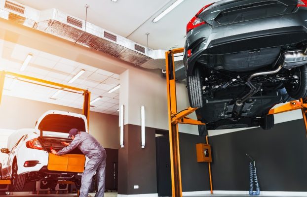 ¿Puedes poner un elevador de coches en el garaje de tu casa? (¿Y vale la pena?)