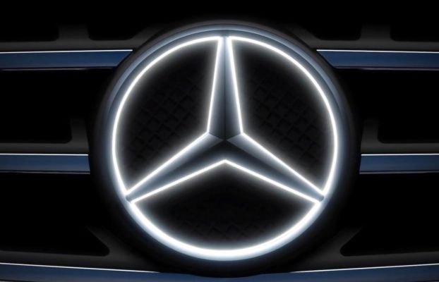 ¿Qué modelos de Mercedes vienen con un emblema iluminado?