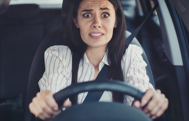 5 razones por las que tu coche tiembla en la carretera