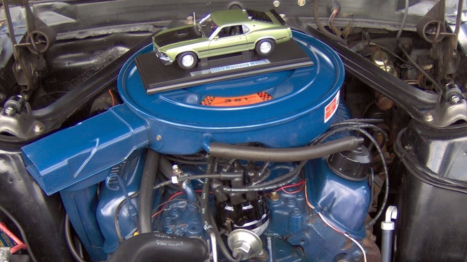 ¿Cuántos caballos de fuerza tiene un Ford 351 Windsor y cuánto cuesta el motor armado?